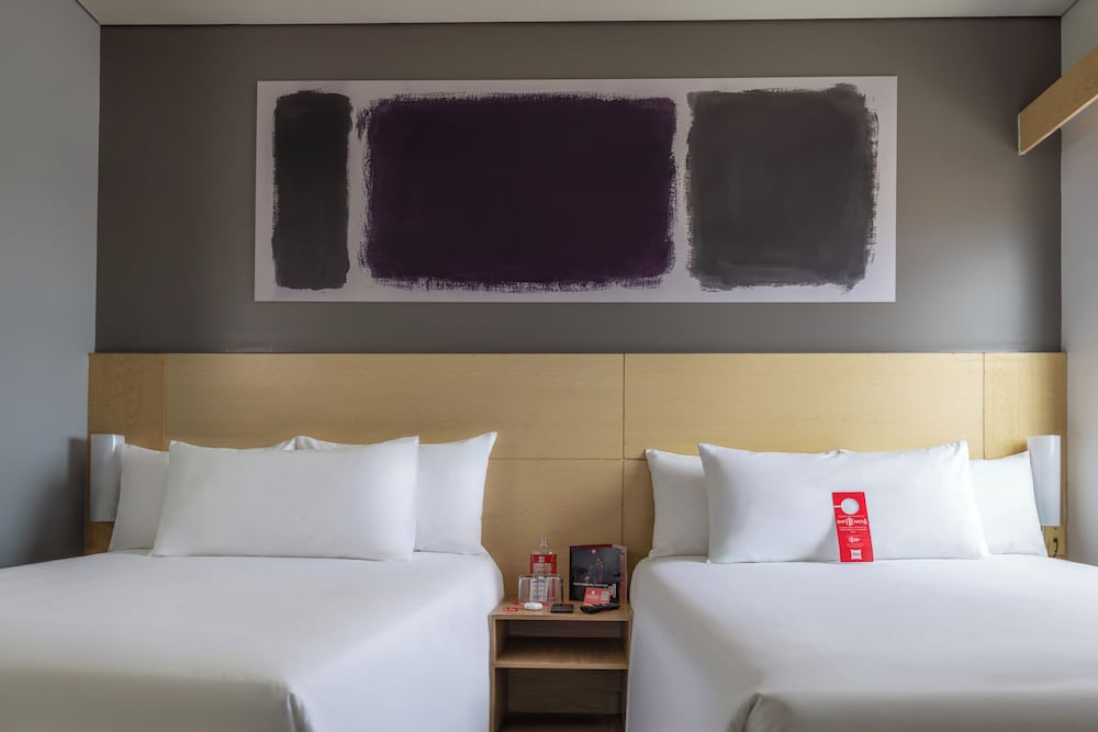 Habitación Estándar con 2 camas dobles del hotel Ibis Hermosillo. Foto 1