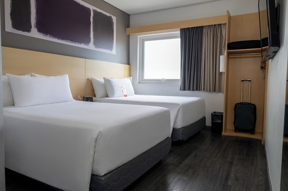 Habitación Estándar con 2 camas dobles del hotel Ibis Hermosillo. Foto 3