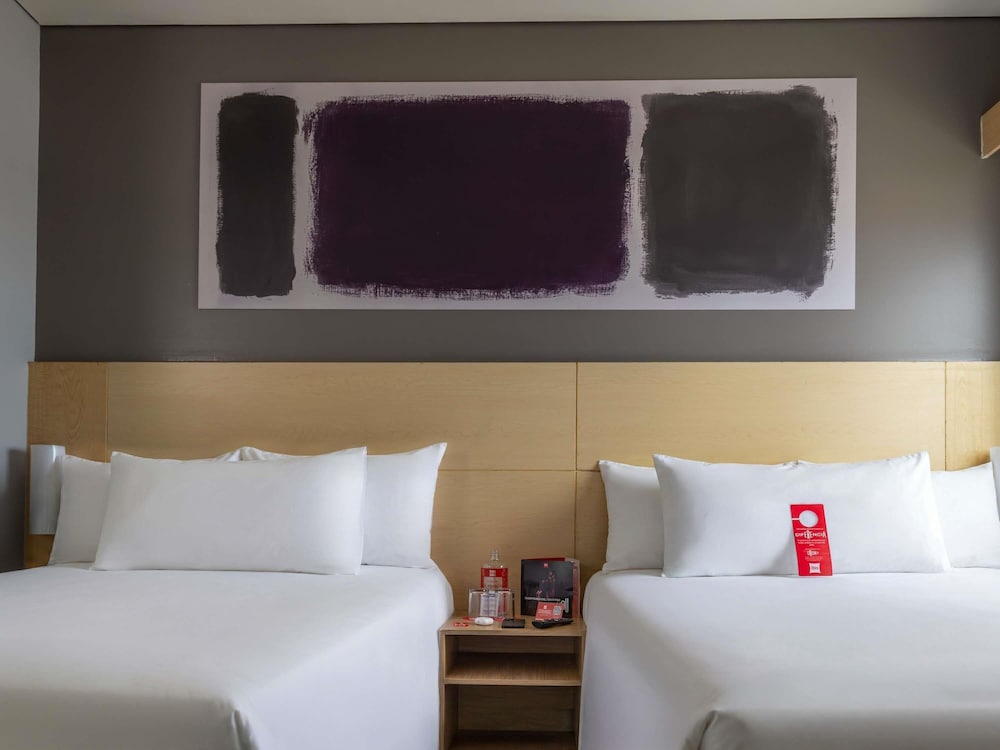 Habitación Estándar con 2 camas dobles del hotel Ibis Hermosillo. Foto 7