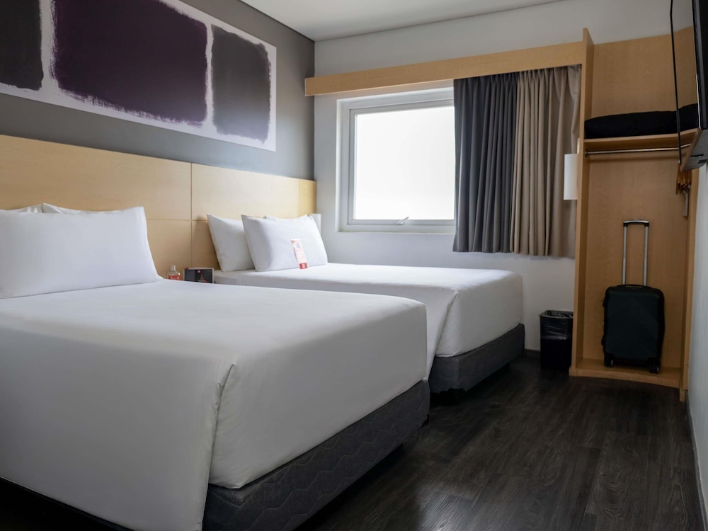 Habitación Estándar con 2 camas dobles del hotel Ibis Hermosillo. Foto 8