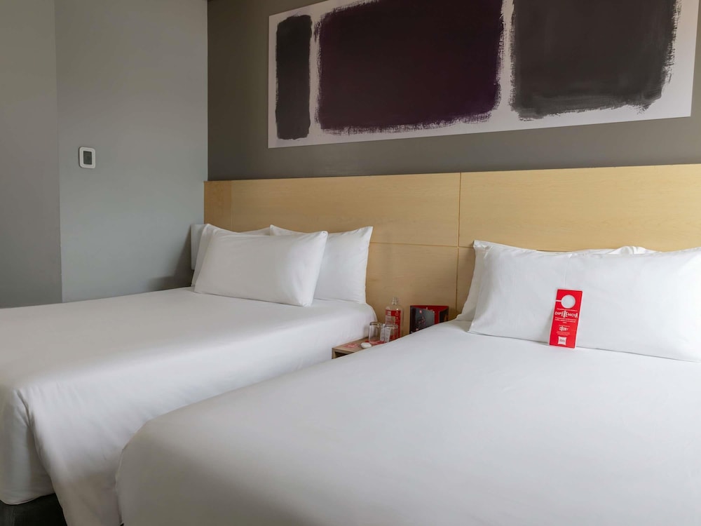 Habitación Estándar con 2 camas dobles del hotel Ibis Hermosillo. Foto 9