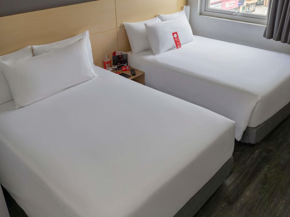 Habitación Estándar con 2 camas dobles del hotel Ibis Hermosillo. Foto 10