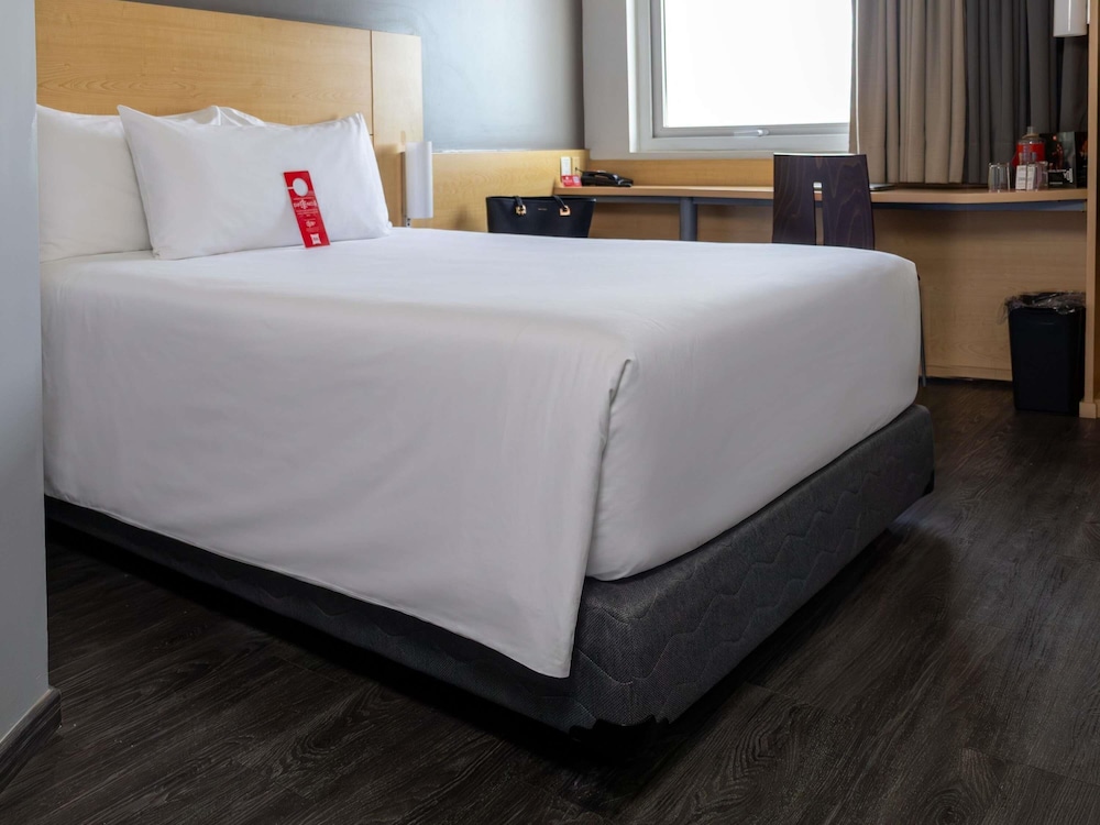 Habitación Estándar con 2 camas dobles del hotel Ibis Hermosillo. Foto 11