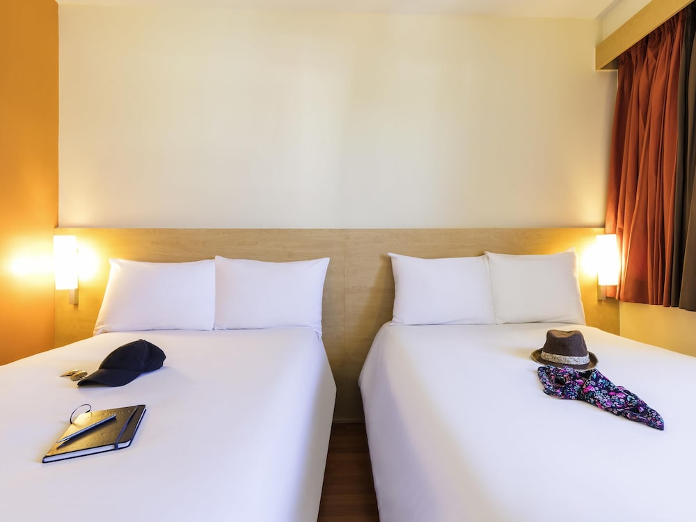 Habitación Estándar con 2 camas matrimoniales del hotel Ibis Juarez Consulado. Foto 1