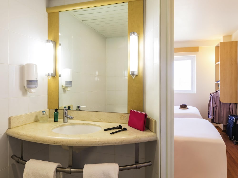 Habitación Estándar con 2 camas matrimoniales del hotel Ibis Juarez Consulado. Foto 3