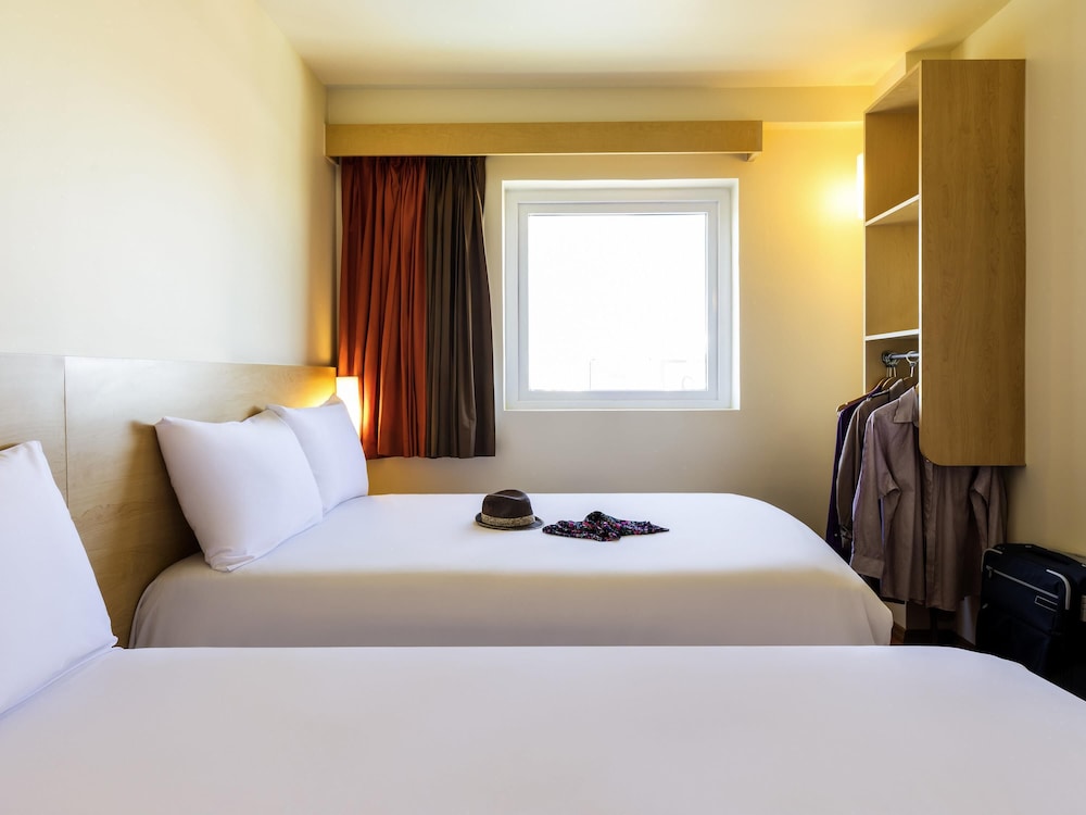 Habitación Estándar con 2 camas matrimoniales del hotel Ibis Juarez Consulado. Foto 4