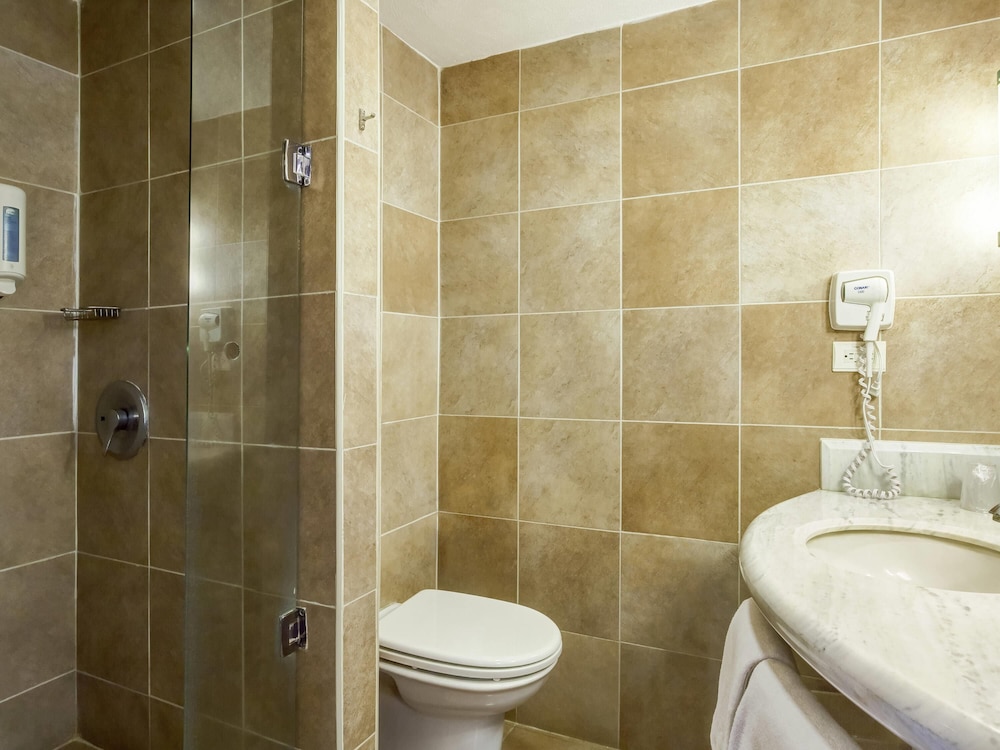 Habitación Estándar con 2 camas dobles del hotel Ibis Mexico Perinorte. Foto 1