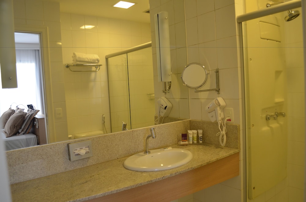 Habitación Superior con cama doble del hotel Mercure Manaus. Foto 18