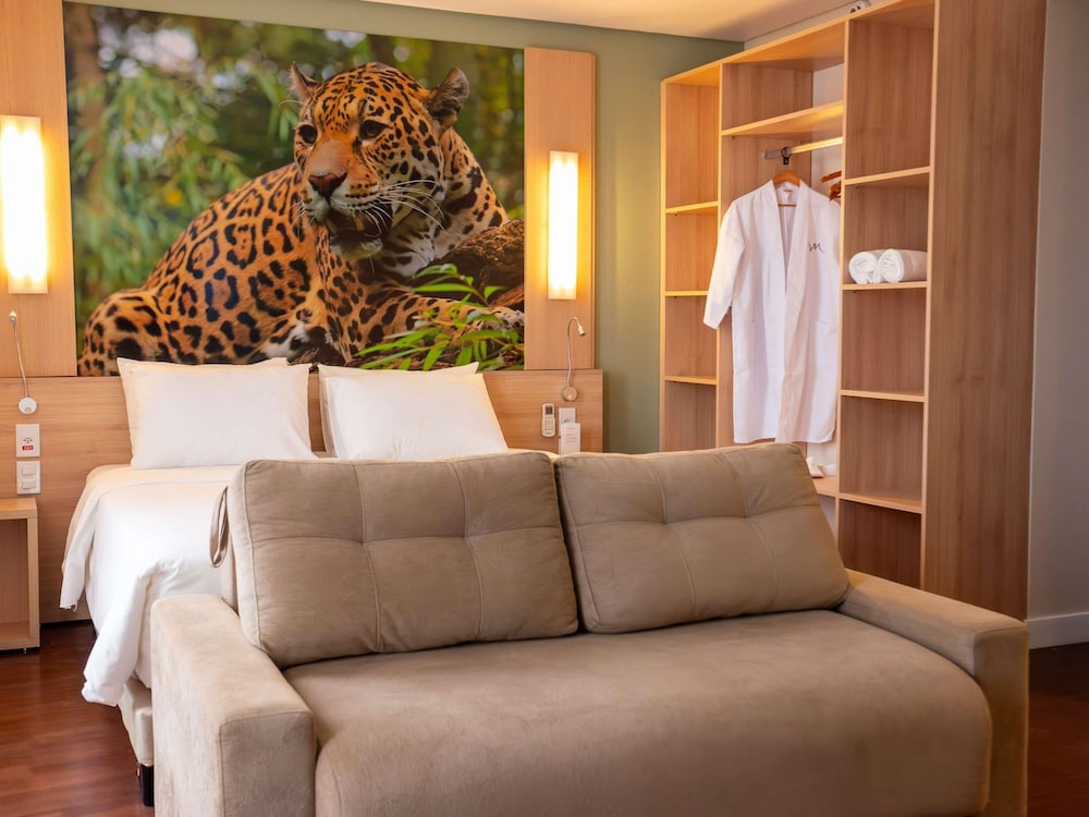 Habitación Privilege con 1 cama doble y sofá, en la planta ejecutiva del hotel Mercure Manaus