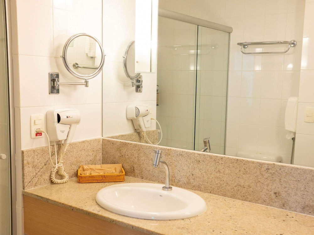 Habitación Privilege con 1 cama doble y sofá, en la planta ejecutiva del hotel Mercure Manaus. Foto 3