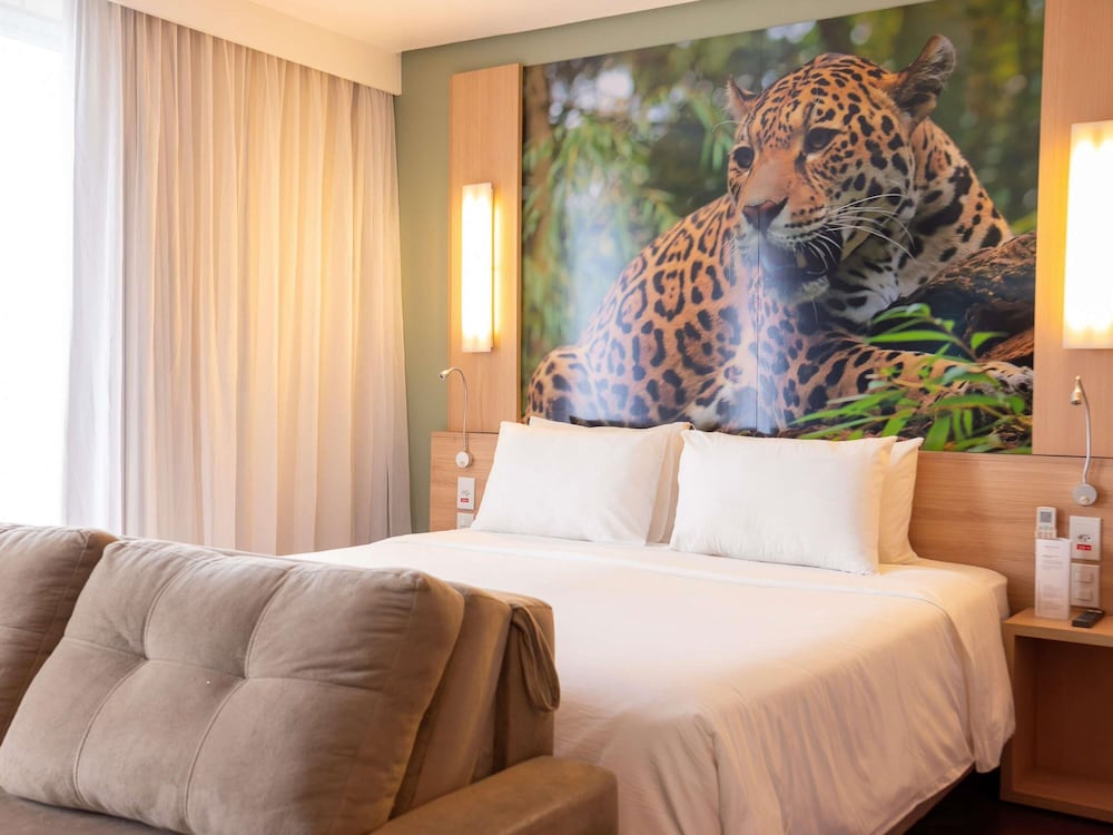 Habitación Privilege con 1 cama doble y sofá, en la planta ejecutiva del hotel Mercure Manaus. Foto 5