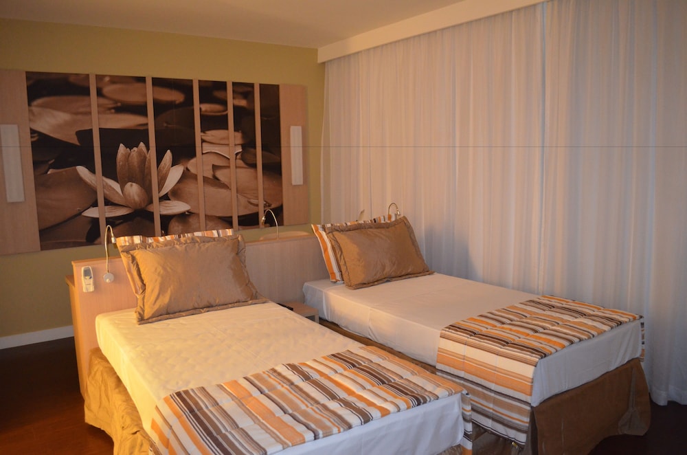 Habitación superior con 2 camas individuales del hotel Mercure Manaus. Foto 2
