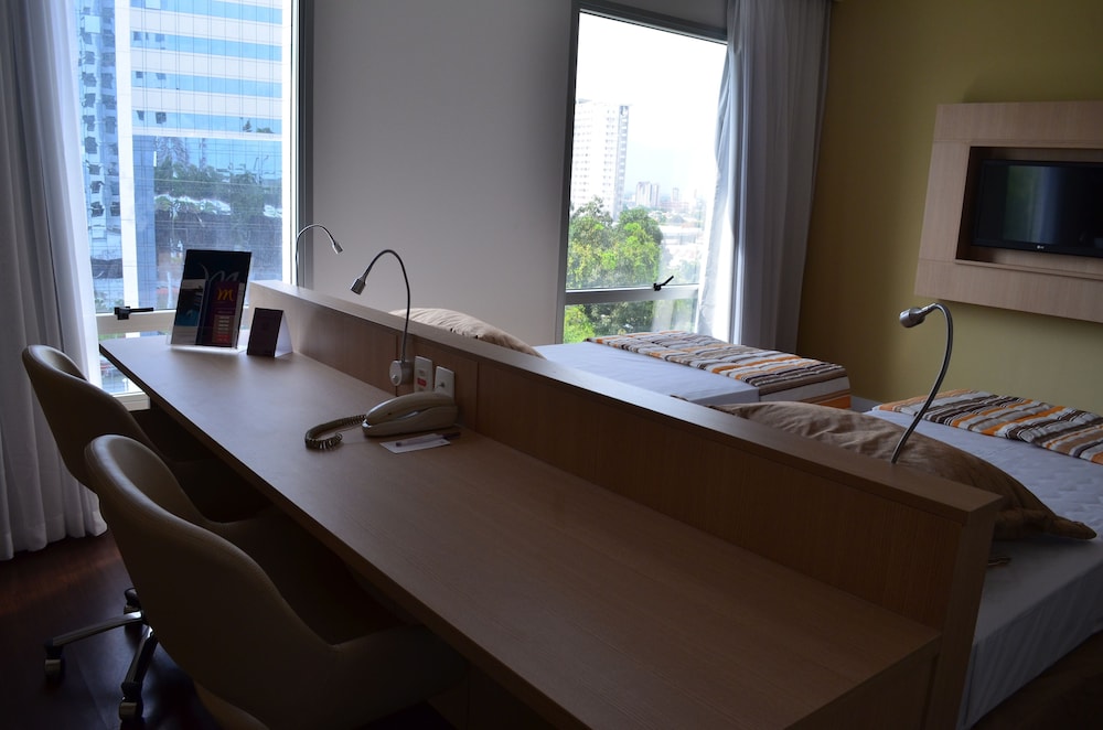 Habitación superior con 2 camas individuales del hotel Mercure Manaus. Foto 4