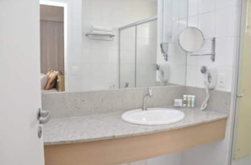 Habitación superior con 2 camas individuales del hotel Mercure Manaus. Foto 23