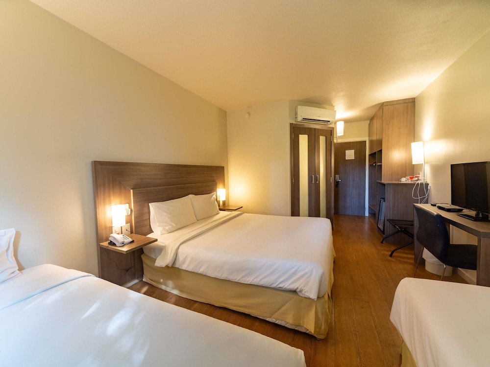 D3B - Habitación familiar con 1 cama doble y 2 camas individuales del hotel Novotel Manaus. Foto 3