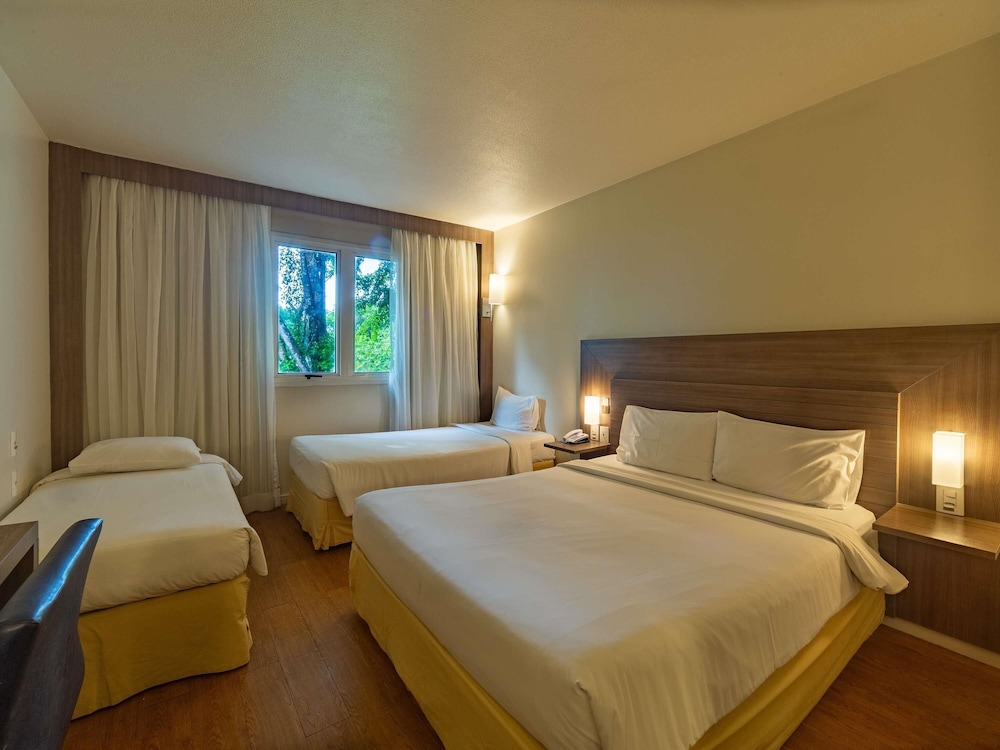 D3B - Habitación familiar con 1 cama doble y 2 camas individuales del hotel Novotel Manaus. Foto 4
