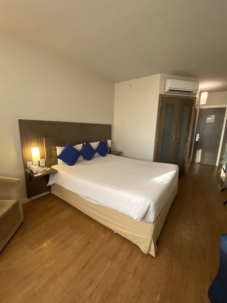DBE - Habitación ejecutiva con 1 cama doble del hotel Novotel Manaus. Foto 2