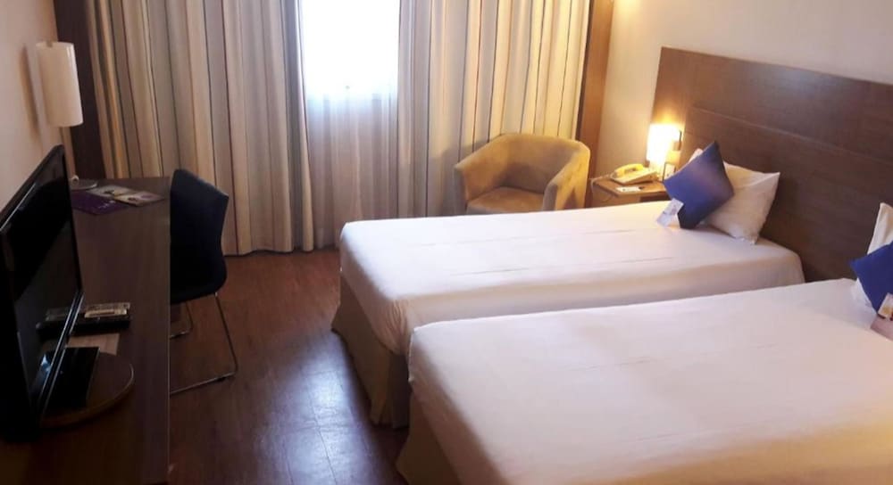 Habitación superior con 2 camas individuales del hotel Novotel Manaus. Foto 1