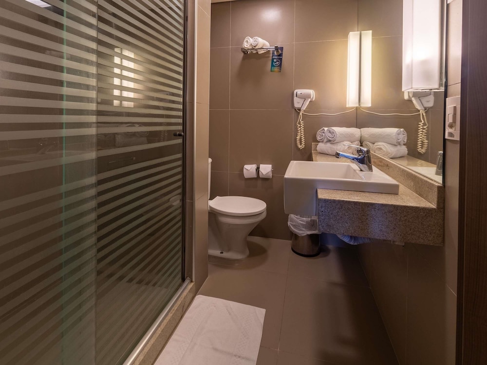 Habitación superior con 2 camas individuales del hotel Novotel Manaus. Foto 4