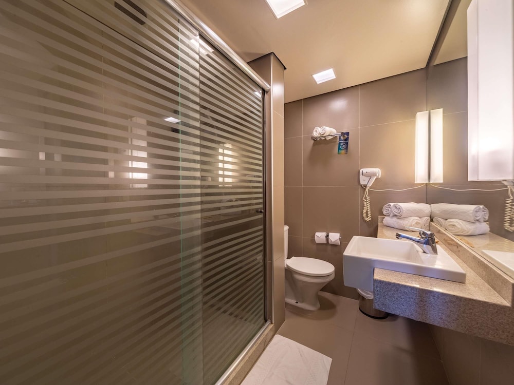Habitación Superior con cama doble y sofá - cama del hotel Novotel Manaus. Foto 1