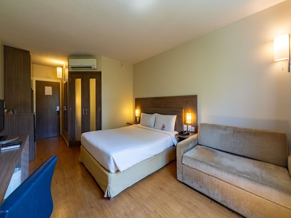 Habitación Superior con cama doble y sofá - cama del hotel Novotel Manaus. Foto 2