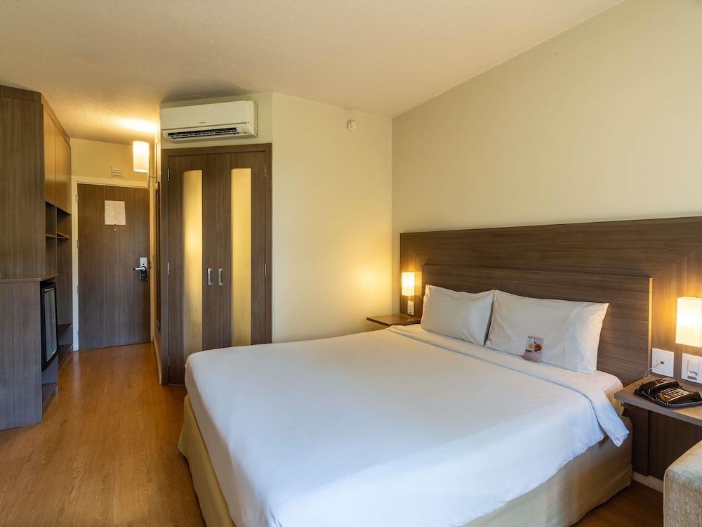 Habitación Superior con cama doble y sofá - cama del hotel Novotel Manaus. Foto 3
