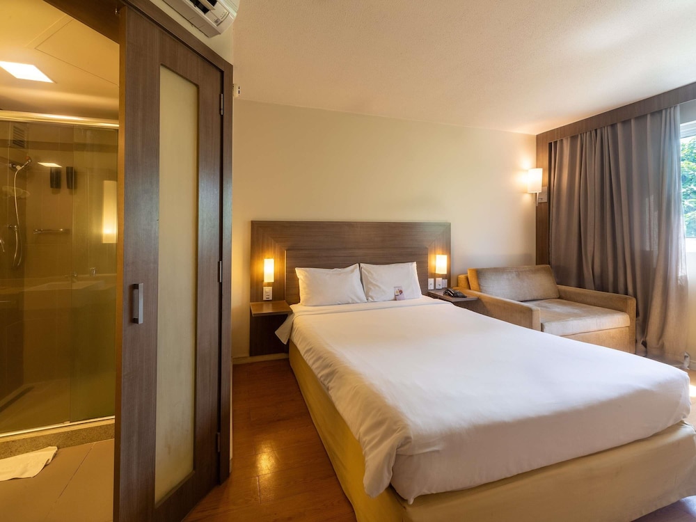 Habitación Superior con cama doble y sofá - cama del hotel Novotel Manaus. Foto 6