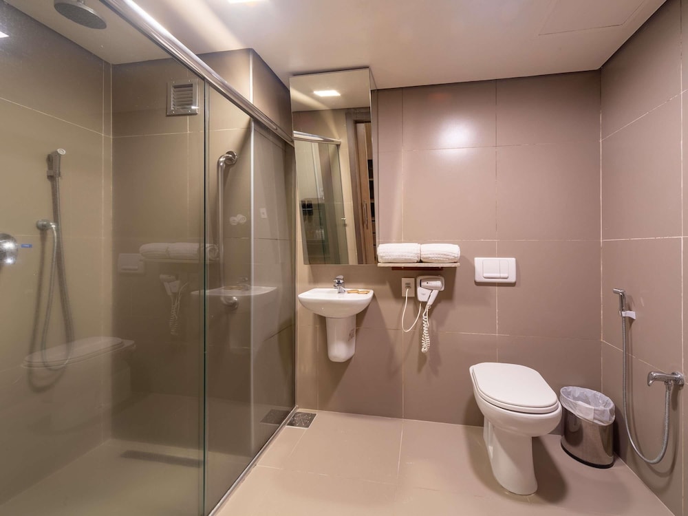 Apartamento superior con movilidad reducida, con cama doble del hotel Novotel Manaus. Foto 2