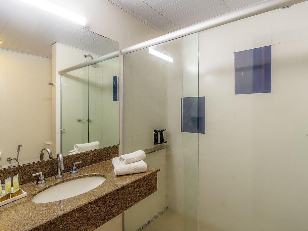 Habitación Superior con tres camas individuales del hotel Novotel Campo Grande. Foto 2