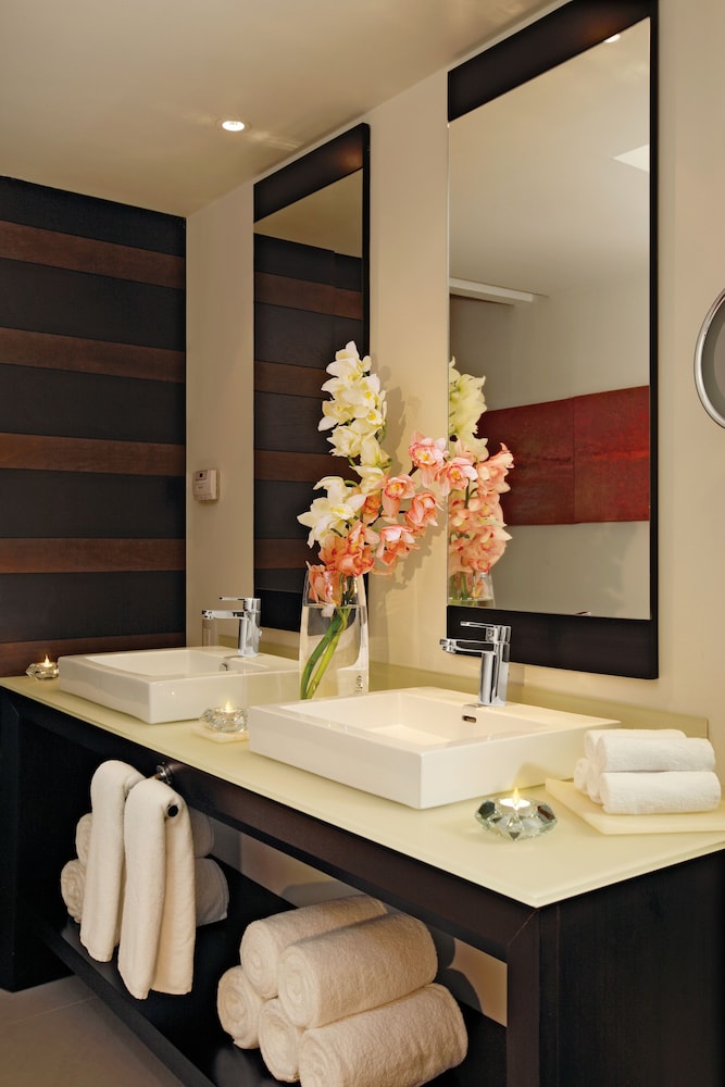 Suite Junior con cama king y tina de hidromasaje del hotel Secrets Huatulco Resort and Spa - Adults Only - All Inclusive. Foto 6