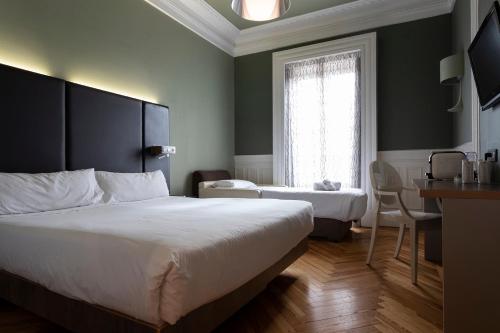 Habitación Triple del hotel Petit Palace Lealtad Plaza. Foto 3