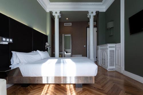 Habitación Doble con vistas a la ciudad - 1 o 2 camas del hotel Petit Palace Lealtad Plaza. Foto 1