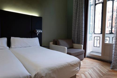 Habitación Doble con vistas a la ciudad - 1 o 2 camas del hotel Petit Palace Lealtad Plaza. Foto 5