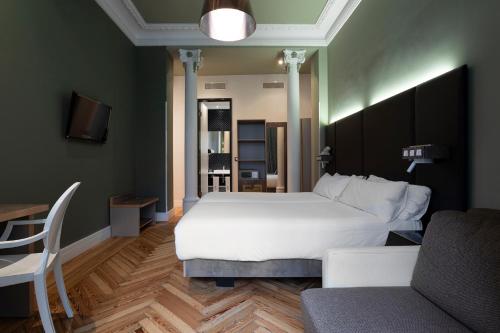 Habitación Doble con vistas a la ciudad - 1 o 2 camas del hotel Petit Palace Lealtad Plaza. Foto 9