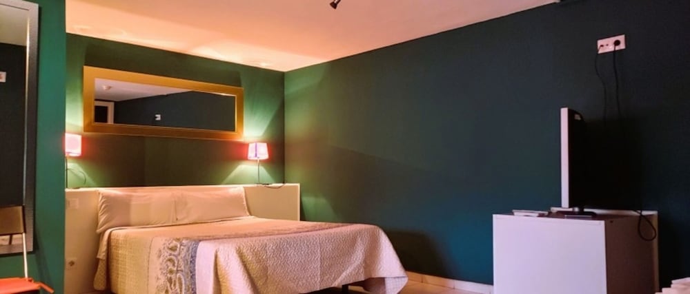 Habitación con 1 cama doble o 2 individuales del hotel Aravaca Garden. Foto 1