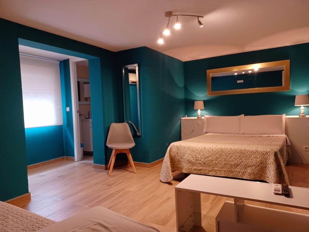 Habitación con 1 cama doble o 2 individuales del hotel Aravaca Garden. Foto 3