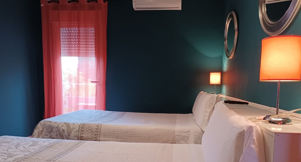 Habitación con 1 cama doble o 2 individuales del hotel Aravaca Garden. Foto 8