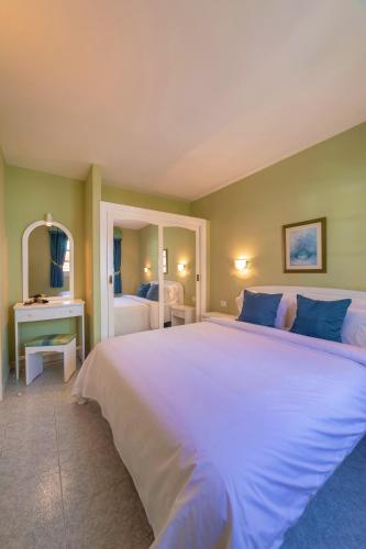 Apartamento con cama extragrande para parejas del hotel Club Vista Serena. Foto 1