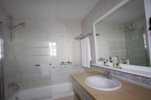 Apartamento con cama extragrande para parejas del hotel Club Vista Serena. Foto 3