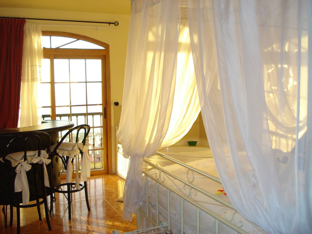 Suite de luna de miel, 1 cama de matrimonio grande, bañera de hidromasaje del hotel Estrella Del Norte. Foto 1