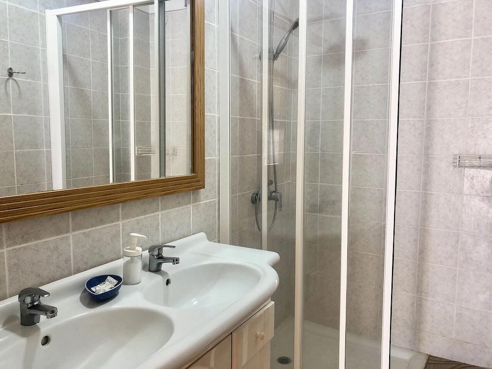 Suite familiar, 2 habitaciones, terraza, vistas al mar del hotel Estrella Del Norte. Foto 9