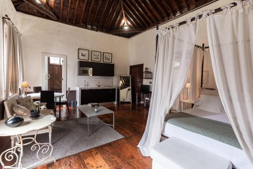 Suite 1 Cama king Vista ciudad Sofá Cama incluido kitchenette del hotel Isla Baja Suites. Foto 1