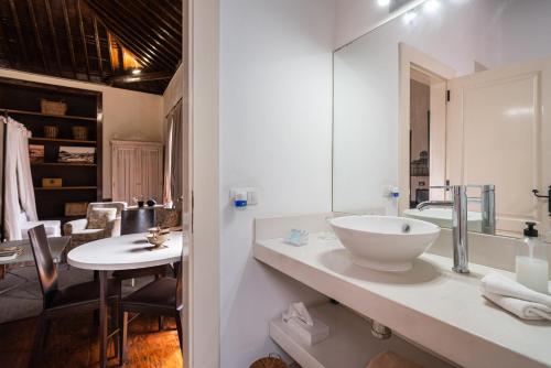 Suite 1 Cama king Vista ciudad Sofá Cama incluido kitchenette del hotel Isla Baja Suites. Foto 3