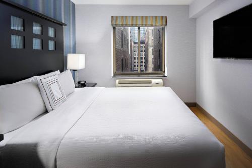 Habitación con cama extragrande. del hotel Fairfield Inn and Suites Ny Manhattan Chelsea