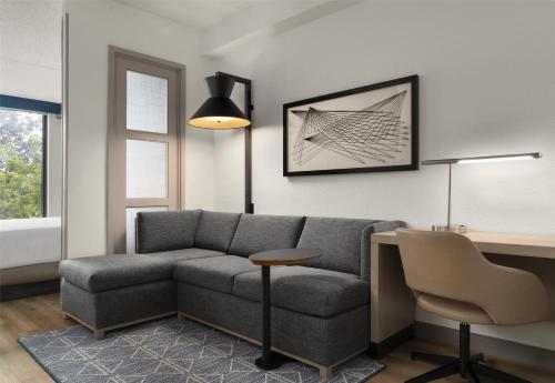 Habitación con cama extragrande - Planta superior del hotel Hyatt Place Secaucus/meadowlands. Foto 2