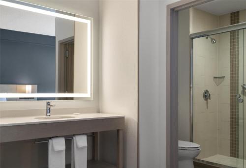 Habitación con cama extragrande - Planta superior del hotel Hyatt Place Secaucus/meadowlands. Foto 3