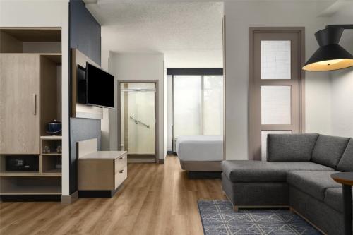 Habitación con cama extragrande y sofá cama del hotel Hyatt Place Secaucus/meadowlands. Foto 1