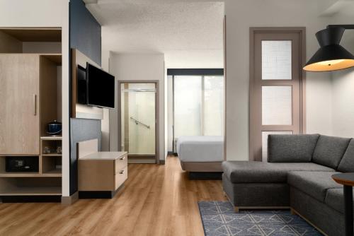 Habitación con cama extragrande y sofá cama del hotel Hyatt Place Secaucus/meadowlands. Foto 4