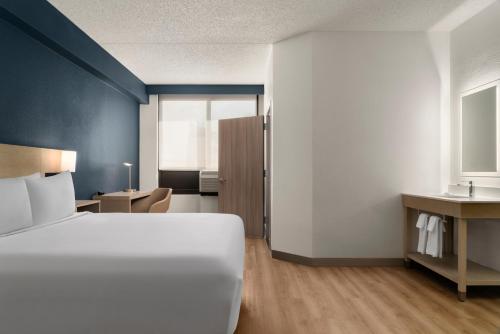 Habitación con cama extragrande, sofá cama y bañera accesible - Adaptada para personas con discapacidad del hotel Hyatt Place Secaucus/meadowlands