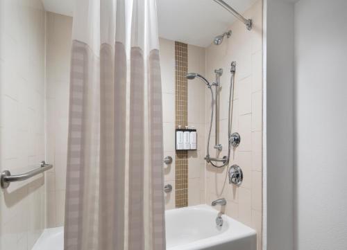 Habitación con cama extragrande, sofá cama y bañera accesible - Adaptada para personas con discapacidad del hotel Hyatt Place Secaucus/meadowlands. Foto 1